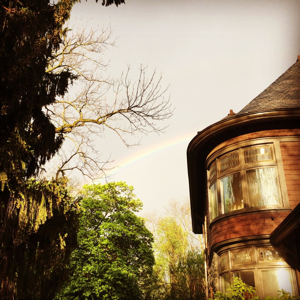 La imagen muestra la vista externa de ventanal curvo decorado con vitrales que se menciona en el texto.